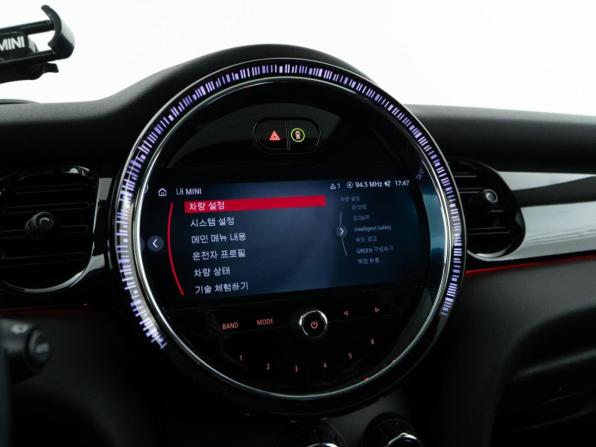 Mini Hatch III (F55/F56) Рестайлинг 2 с пробегом 2021 года, цена 3 374 810 рублей, 22714 км, хэтчбек, Автокод Объявления