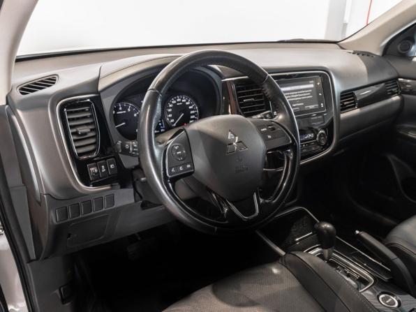 Mitsubishi Outlander III Рестайлинг 2 с пробегом 2018 года, цена 1 819 658 рублей, 160900 км, внедорожник, Автокод Объявления
