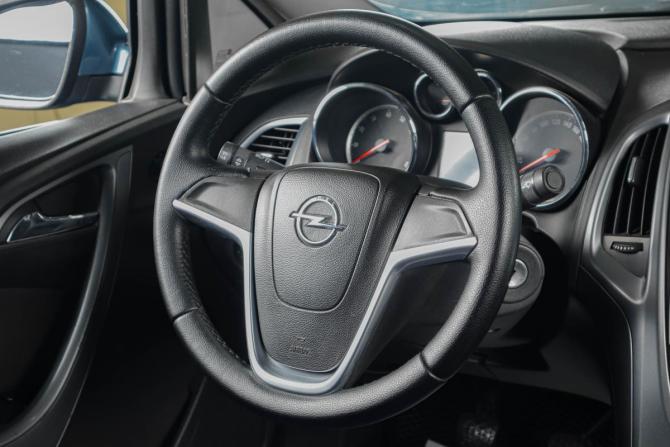 Opel Astra J Рестайлинг с пробегом 2012 года, цена 749 000 рублей, 139355 км, седан, Автокод Объявления