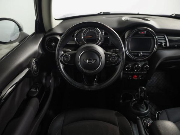 Mini Hatch III (F55/F56) Рестайлинг с пробегом 2018 года, цена 2 129 000 рублей, 60000 км, хэтчбек, Автокод Объявления