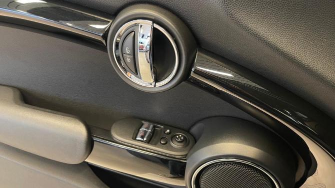 Mini Hatch III (F55/F56) Рестайлинг с пробегом 2019 года, цена 1 499 900 рублей, 151446 км, хэтчбек, Автокод Объявления