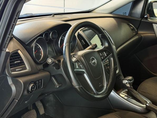 Opel Astra J Рестайлинг с пробегом 2012 года, цена 715 000 рублей, 195582 км, седан, Автокод Объявления