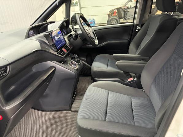 Toyota Noah III (R80) с пробегом 2016 года, цена 2 000 000 рублей, 237952 км, минивэн, Автокод Объявления