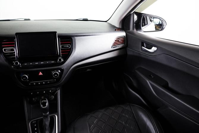 Hyundai Solaris II с пробегом 2021 года, цена 1 649 000 рублей, 131000 км, седан, Автокод Объявления