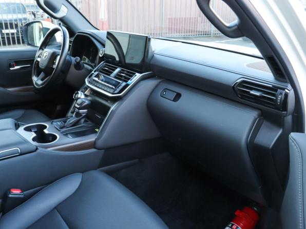 Toyota Land Cruiser 300 Series с пробегом 2022 года, цена 9 378 000 рублей, 28197 км, внедорожник, Автокод Объявления