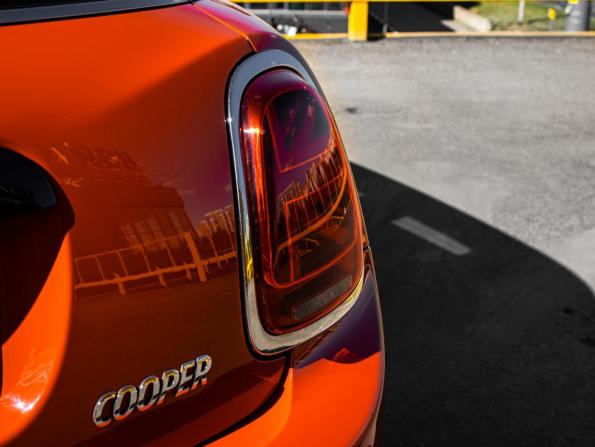 Mini Hatch III (F55/F56) Рестайлинг с пробегом 2018 года, цена 1 932 000 рублей, 46000 км, хэтчбек, Автокод Объявления