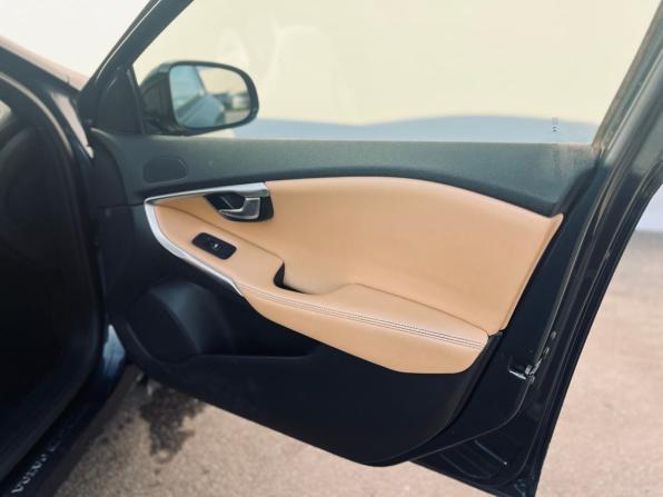 Volvo V40 Cross Country I Рестайлинг с пробегом 2019 года, цена 1 350 000 рублей, 244000 км, хэтчбек, Автокод Объявления