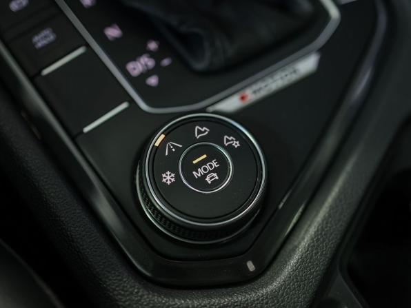 Volkswagen Tiguan II с пробегом 2018 года, цена 2 799 000 рублей, 180028 км, внедорожник, Автокод Объявления