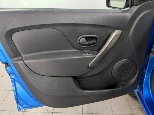 Renault Sandero II с пробегом 2015 года, цена 780 000 рублей, 90700 км, хэтчбек, Автокод Объявления