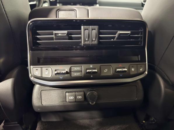 Toyota Land Cruiser 300 Series с пробегом 2023 года, цена 11 717 000 рублей, 39550 км, внедорожник, Автокод Объявления