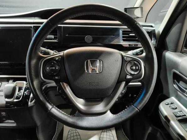 Honda Stepwgn V Рестайлинг с пробегом 2018 года, цена 2 425 000 рублей, 101894 км, минивэн, Автокод Объявления