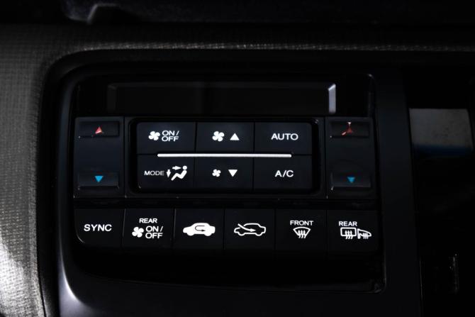 Honda Stepwgn V с пробегом 2015 года, цена 1 749 000 рублей, 153000 км, минивэн, Автокод Объявления