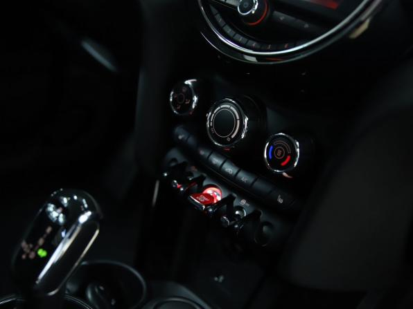 Mini Hatch III (F55/F56) Рестайлинг с пробегом 2018 года, цена 1 730 000 рублей, 69244 км, хэтчбек, Автокод Объявления