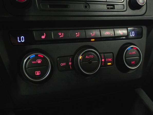 Volkswagen Jetta VI Рестайлинг с пробегом 2015 года, цена 999 000 рублей, 208984 км, седан, Автокод Объявления