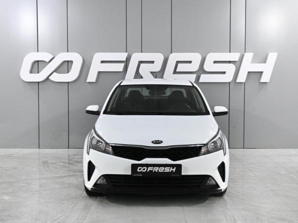 Kia Rio IV Рестайлинг с пробегом 2020 года, цена 1 390 000 рублей, 62142 км, седан, Автокод Объявления