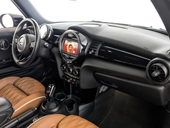 Mini Hatch III (F55/F56) Рестайлинг с пробегом 2021 года, цена 2 300 000 рублей, 57123 км, хэтчбек, Автокод Объявления