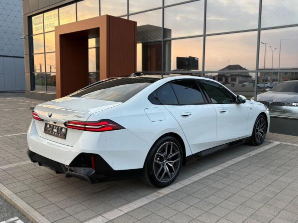 BMW 5 серии VIII (G60/G61/G68) с пробегом 2023 года, цена 8 660 000 рублей, 300 км, седан, Автокод Объявления