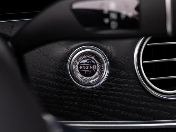 Mercedes-Benz E-Класс V (W213 S213 C238) Рестайлинг с пробегом 2021 года, цена 4 200 000 рублей, 271861 км, седан, Автокод Объявления