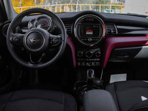 Mini Hatch III (F55/F56) Рестайлинг с пробегом 2018 года, цена 2 260 000 рублей, 46800 км, хэтчбек, Автокод Объявления