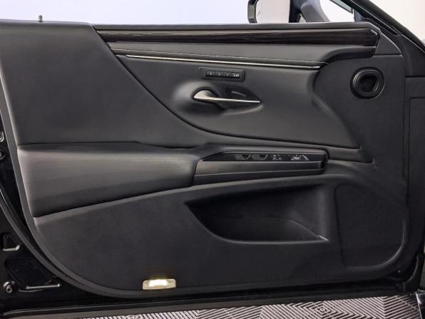 Lexus ES VII с пробегом 2018 года, цена 2 800 000 рублей, 227838 км, седан, Автокод Объявления