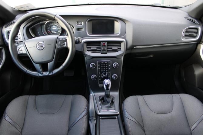 Volvo V40 II Рестайлинг с пробегом 2017 года, цена 1 296 000 рублей, 192453 км, хэтчбек, Автокод Объявления