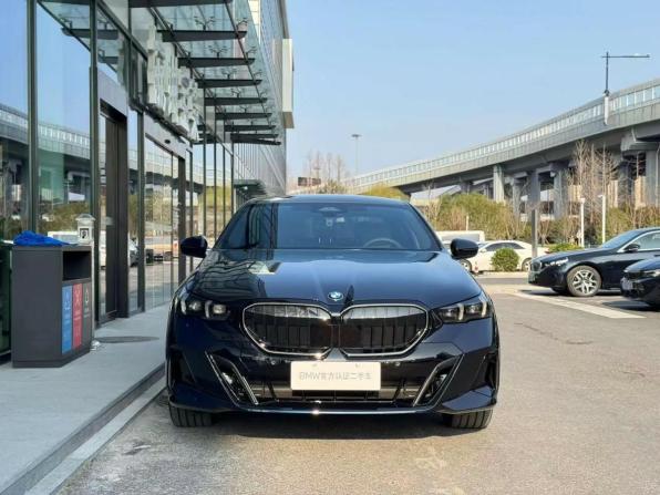 BMW 5 серии VIII (G60/G61/G68) с пробегом 2025 года, цена 8 990 000 рублей, 1476 км, седан, Автокод Объявления