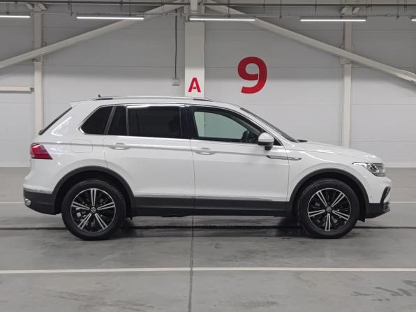 Volkswagen Tiguan II Рестайлинг с пробегом 2021 года, цена 4 079 000 рублей, 33699 км, внедорожник, Автокод Объявления
