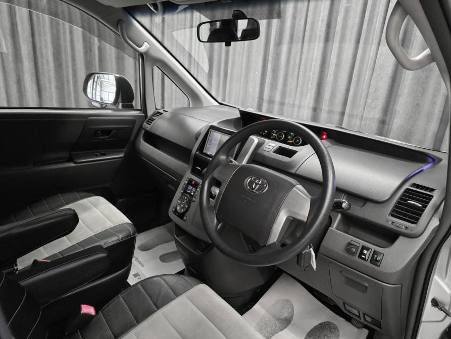 Toyota Voxy II (R70) Красноярск  - изображение 10