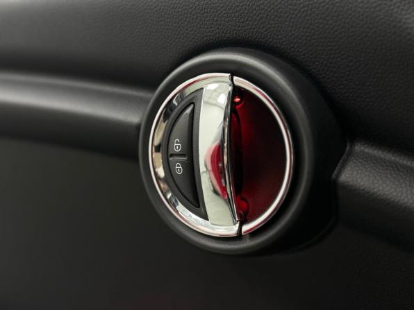 Mini Hatch III (F55/F56) Рестайлинг с пробегом 2020 года, цена 1 900 000 рублей, 80083 км, хэтчбек, Автокод Объявления
