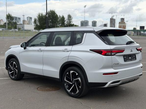Mitsubishi Outlander IV с пробегом 2023 года, цена 3 850 000 рублей, 30 км, внедорожник, Автокод Объявления