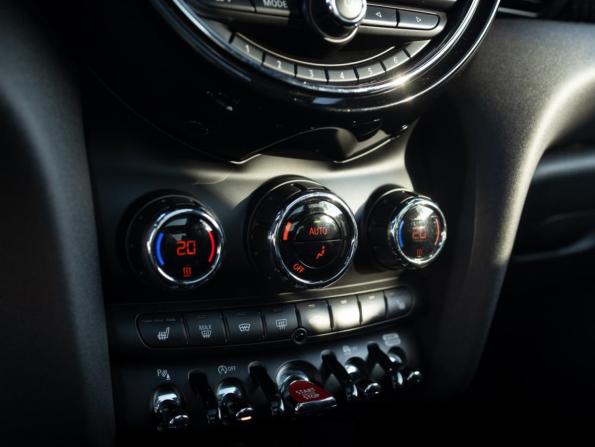 Mini Hatch III (F55/F56) Рестайлинг с пробегом 2018 года, цена 2 679 700 рублей, 110000 км, хэтчбек, Автокод Объявления