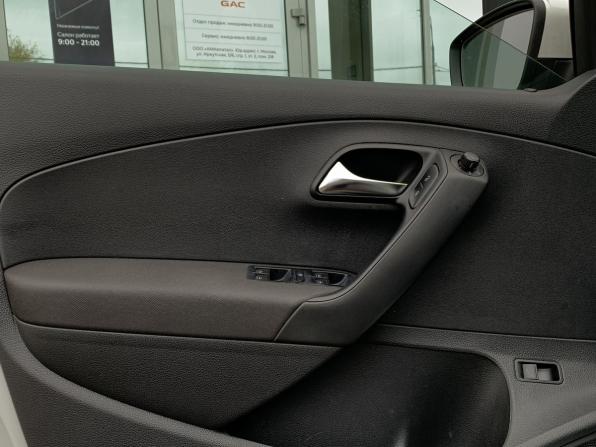 Volkswagen Polo V Рестайлинг с пробегом 2015 года, цена 729 000 рублей, 332819 км, седан, Автокод Объявления