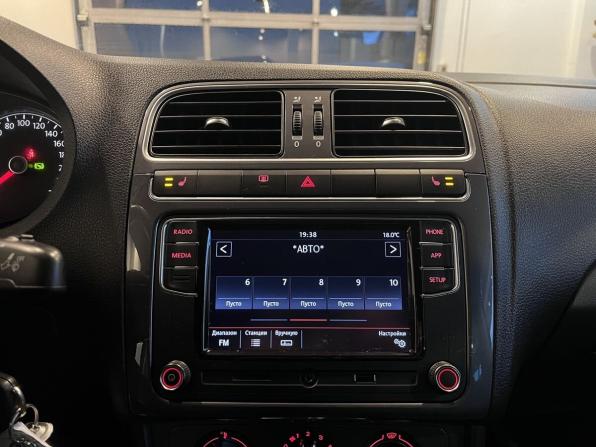 Volkswagen Polo V Рестайлинг с пробегом 2019 года, цена 1 775 000 рублей, 38500 км, седан, Автокод Объявления