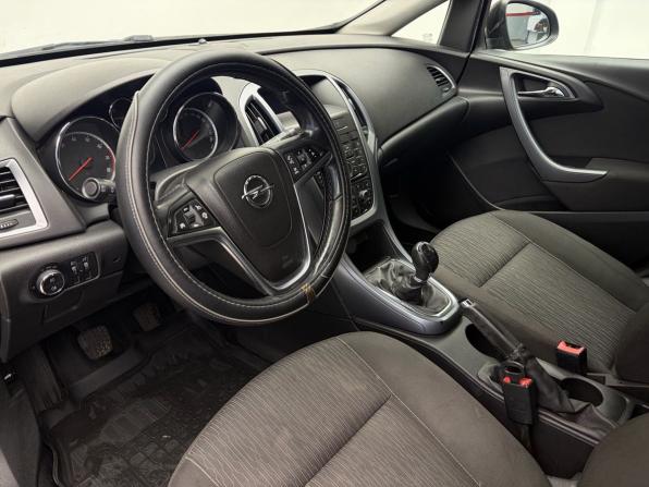 Opel Astra J Рестайлинг с пробегом 2013 года, цена 905 000 рублей, 253443 км, седан, Автокод Объявления