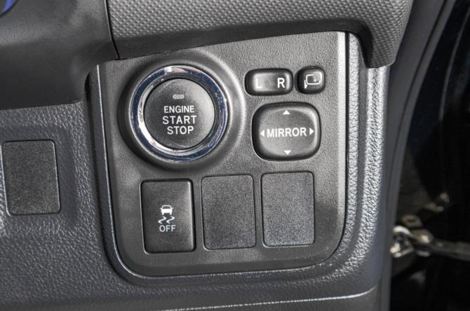 Toyota Wish II Рестайлинг с пробегом 2014 года, цена 1 699 000 рублей, 56000 км, минивэн, Автокод Объявления