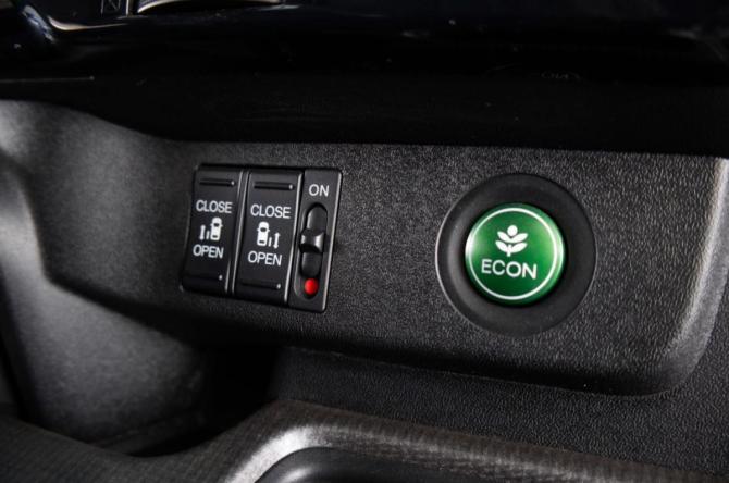 Honda Stepwgn V с пробегом 2017 года, цена 2 149 000 рублей, 146000 км, минивэн, Автокод Объявления