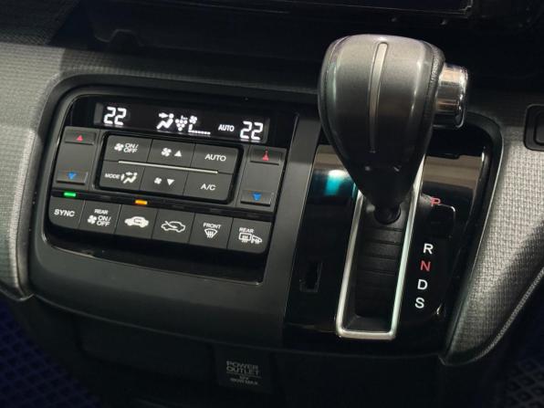 Honda Stepwgn V с пробегом 2015 года, цена 1 650 000 рублей, 202950 км, минивэн, Автокод Объявления