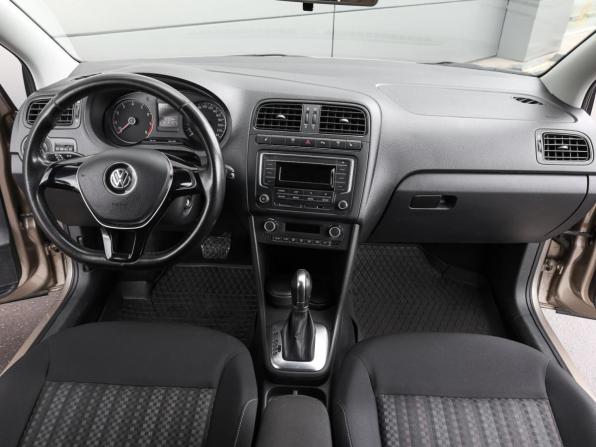 Volkswagen Polo V Рестайлинг с пробегом 2017 года, цена 1 349 000 рублей, 132940 км, седан, Автокод Объявления