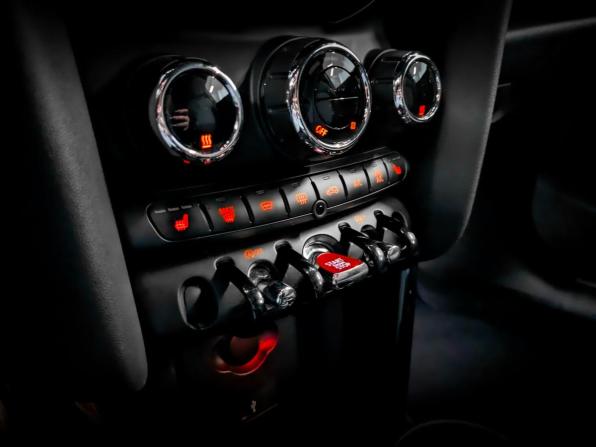 Mini Hatch III (F55/F56) Рестайлинг с пробегом 2021 года, цена 2 250 000 рублей, 77313 км, хэтчбек, Автокод Объявления