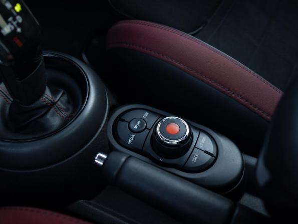Mini Hatch III (F55/F56) Рестайлинг с пробегом 2018 года, цена 2 679 700 рублей, 110000 км, хэтчбек, Автокод Объявления