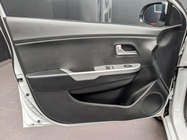 Kia Rio III Рестайлинг с пробегом 2015 года, цена 1 250 000 рублей, 83676 км, хэтчбек, Автокод Объявления