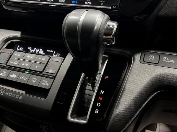 Honda Stepwgn V Рестайлинг с пробегом 2019 года, цена 2 560 000 рублей, 22200 км, минивэн, Автокод Объявления