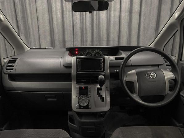 Toyota Voxy II (R70) с пробегом 2007 года, цена 1 098 000 рублей, 234000 км, минивэн, Автокод Объявления