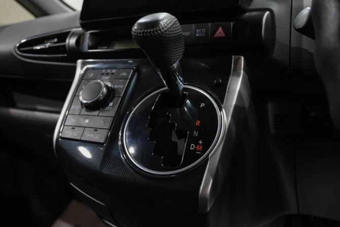 Toyota Wish II Рестайлинг с пробегом 2014 года, цена 1 699 000 рублей, 84000 км, минивэн, Автокод Объявления