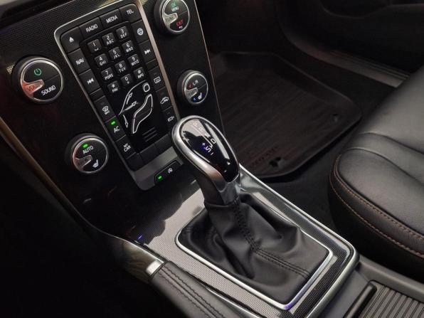 Volvo V40 Cross Country I Рестайлинг с пробегом 2019 года, цена 2 100 000 рублей, 53244 км, хэтчбек, Автокод Объявления