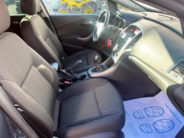 Opel Astra J Рестайлинг с пробегом 2014 года, цена 822 800 рублей, 163000 км, седан, Автокод Объявления