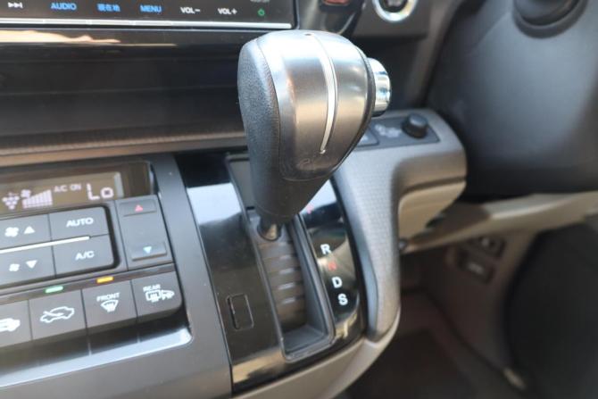 Honda Stepwgn V с пробегом 2017 года, цена 1 599 000 рублей, 235000 км, минивэн, Автокод Объявления