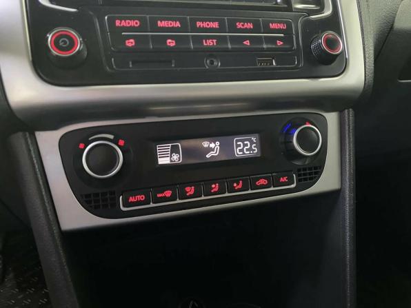 Volkswagen Polo V Рестайлинг с пробегом 2015 года, цена 1 046 587 рублей, 74000 км, седан, Автокод Объявления