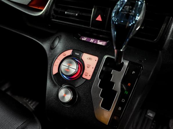 Toyota Sienta II с пробегом 2017 года, цена 1 300 000 рублей, 184316 км, минивэн, Автокод Объявления