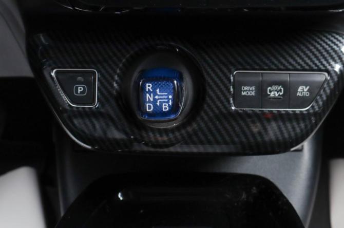 Toyota Prius IV (XW50) с пробегом 2017 года, цена 2 449 000 рублей, 308000 км, лифтбек, Автокод Объявления